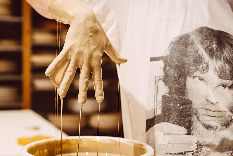 Nasser Ton rinnt von Hand Nasser Ton rinnt von Hand