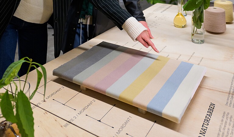 Wiener Farben Challenge Sichtbar ist ein Strickstück, welches die verschiedenen "Wiener Farben" zeigt.