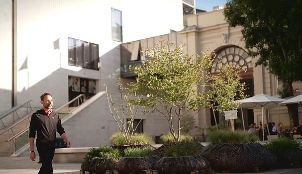 Wissenschaftlicher Direktor Michael Bronstein von AITHYRA, dem Forschungsinstitut der Akademie der Wissenschaften, im Museumsquartier Wien.