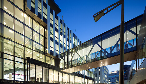 Außenaufnahme vom Gebäude Vienna BioCenter in der Dämmerung