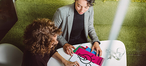 Beratung für Unternehmen, Gründer*innen und Startups in der Wirtschaftsagentur Wien. Zwei Frau sitzen gemeinsam an einem Tisch und unterhalten sich.