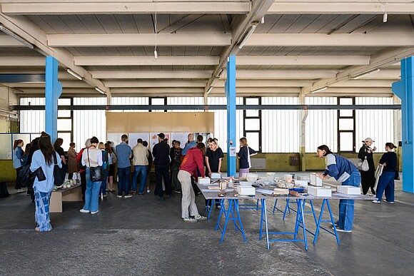 Biofabrique Vienna: Network Day Gruppe an Menschen in Biofabrique Vienna am Nordwestbahnhof tauscht sich aus