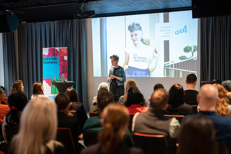 Business Treff - Find your Business Buddy Bild einer Vortragenden mit Zuhörer*innen im Vordergrund