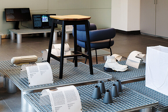 Design Everyday 2026 Österreichisches Design, Hocker, Keramikobjekt und Schuh im Vordergrund