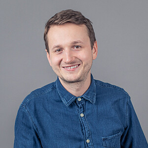 Juriga_Jan_StartupServices Portrait von Jan Juriga, ein Mann mit kurzen braunen Haaren und blauem Hemd