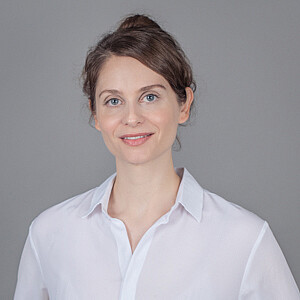 Schmuck_Alena_CreativityandBusiness Portrait von Alena Schmuck, eine Frau mit dunkelbraunen Haaren und Zopf