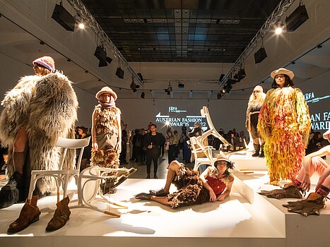 Mehrere Models auf einer Bühne bei den Austrian Fashion Awards