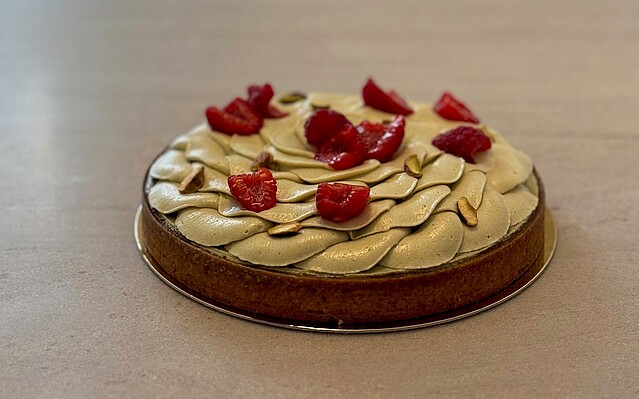 Eine Torte mit Himbeeren