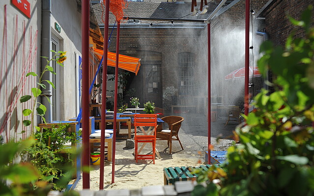 Kollektiv-Kaorle-ein-Lido-fuer-Ottakring.jpg Kollektiv Kaorle - ein Lido für Ottakring: Blick in einen begrünten Innenhof mit Sitzmöglichkeiten