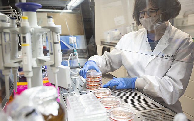 kleinkraft_c_TirzaPodzeit kleinkraft: Eine Frau steht in einem Labor