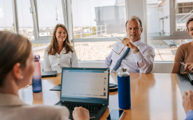 Boehringer Ingelheim: Drei Frauen und dein Mann sitzen in einem Besprechungsraum
