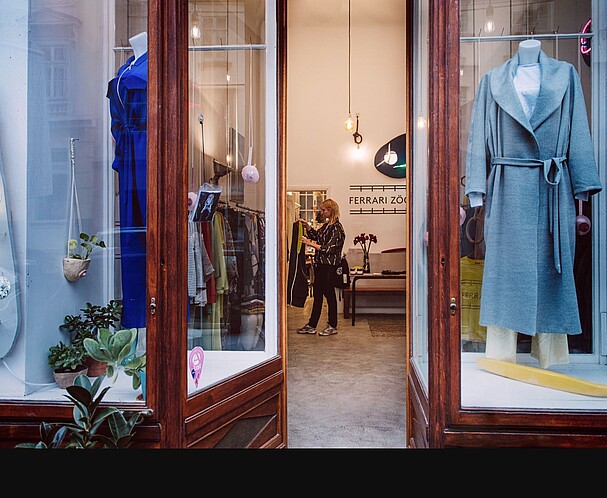 KreativeRäume_Geschäftsflächen_Kreativunternehmen Ein Gabelstapler im Hof eines Industrieunternehmens. Vienna Business Districts mit Förderung, Beratung, Netzwerk für Sie da.