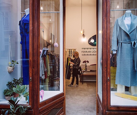 KreativeRäume_Geschäftsflächen_Kreativunternehmen Ein Gabelstapler im Hof eines Industrieunternehmens. Vienna Business Districts mit Förderung, Beratung, Netzwerk für Sie da.