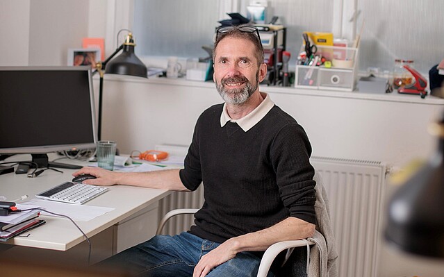 Sascha Hümbeli, Gründer von Torland sitzt in seinem Büro.