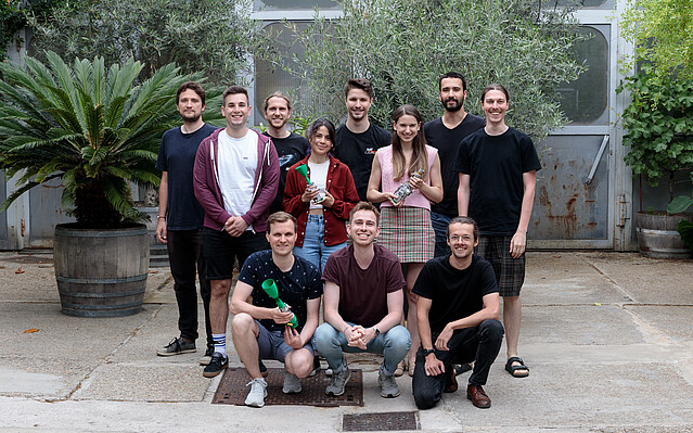 GateSpace_c Gate Space: Ein Gruppenfoto vom Gate Space Team in einem Innenhof