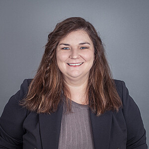 Pieters_Daniela_TechnologieServices Portrait von Daniela Pieters eine Frau mit schulterlangen, braunen Haaren