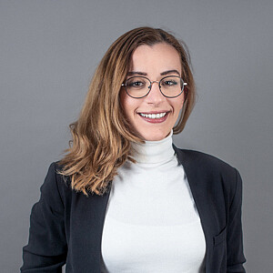 Stankova_Nadezhda_HR_Organisation Porträt von Nadezhda Stankova, eine Frau mit schulterlangen brünetten Haaren und Brille