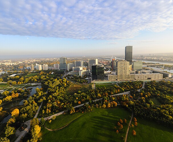 Blick über die Stadt Wien und das Vienna International Center und die UNO-City